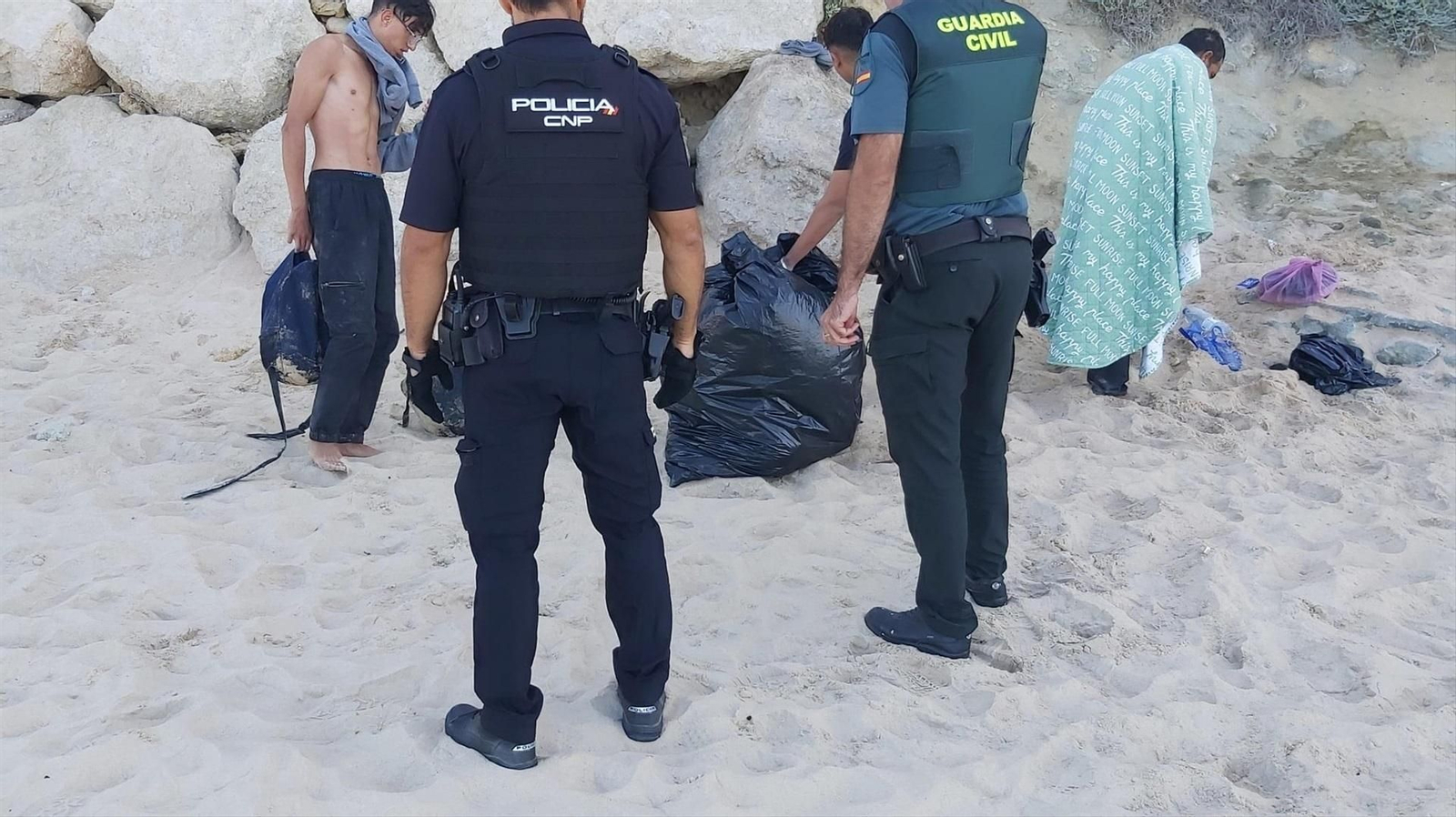 La Policía y Guardia Civil atendiendo migrantes en Conil