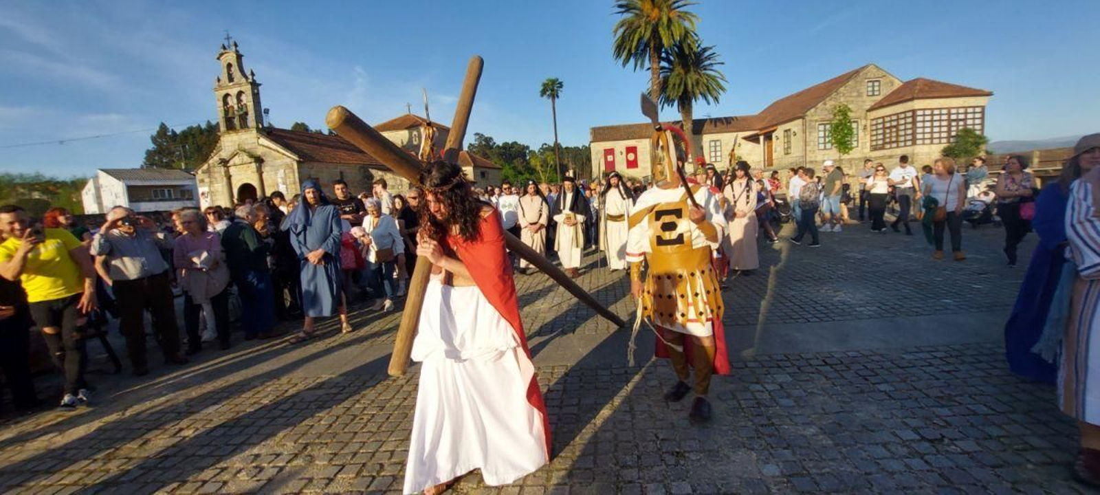 ‘Jesús con la Cruz a cuestas’,  escena del Vía Crucis viviente de Salvaterra, entre murallas milenarias.