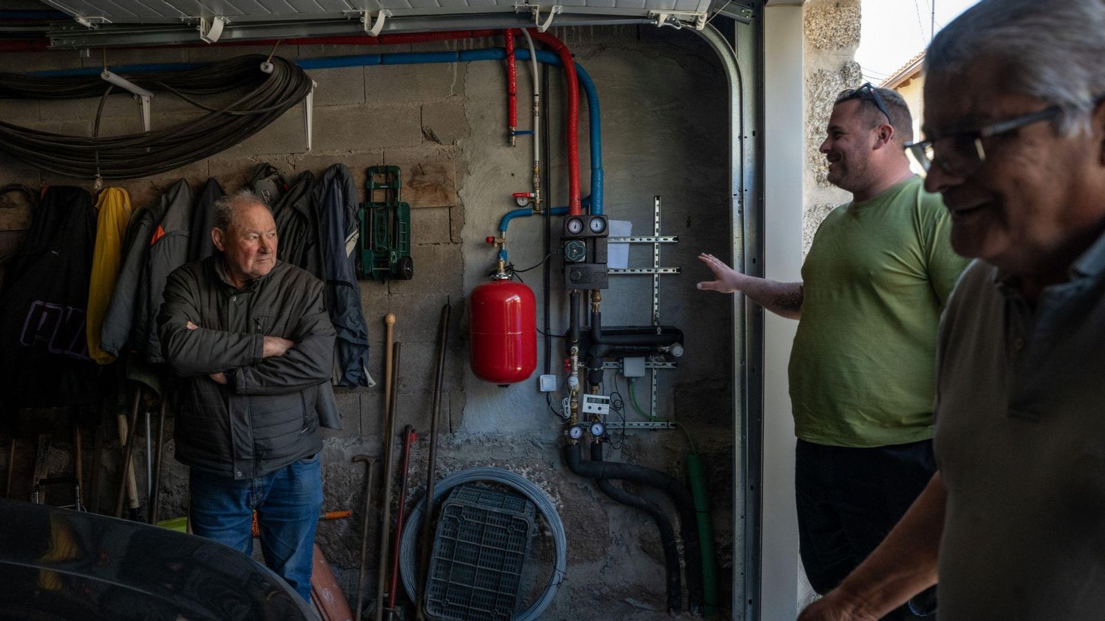 Antonio, Víctor y José Antonio, en la casa de este último con la instalación ya adaptada.