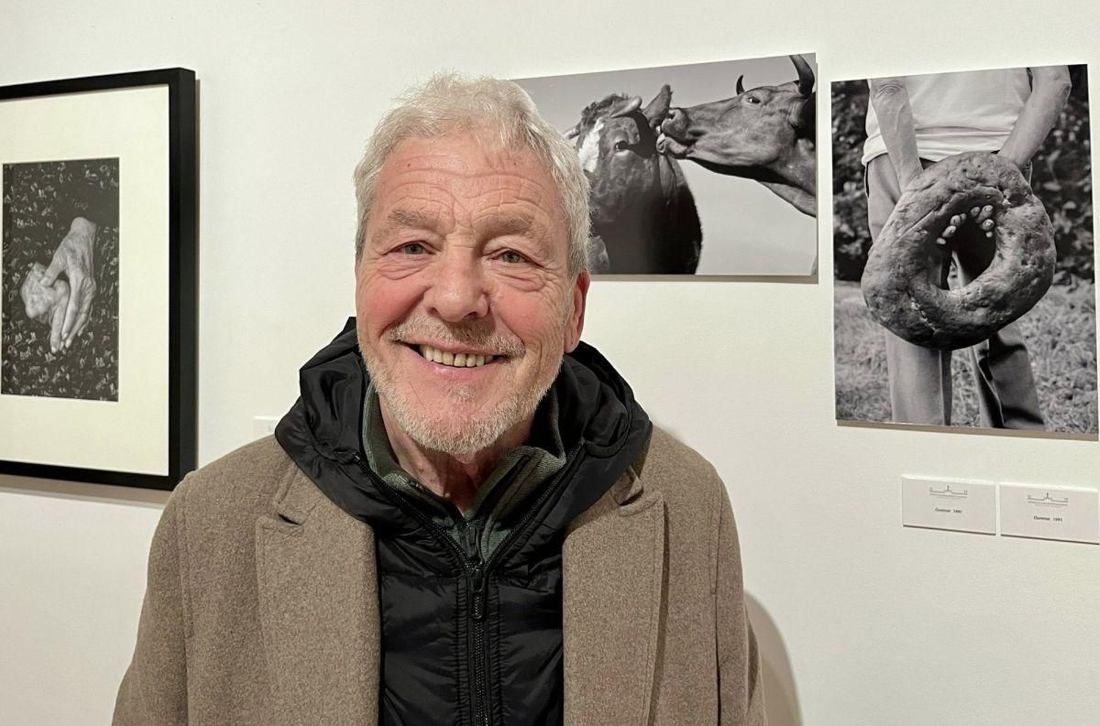 Santi Barreiros diante de obras de Entrambosríos