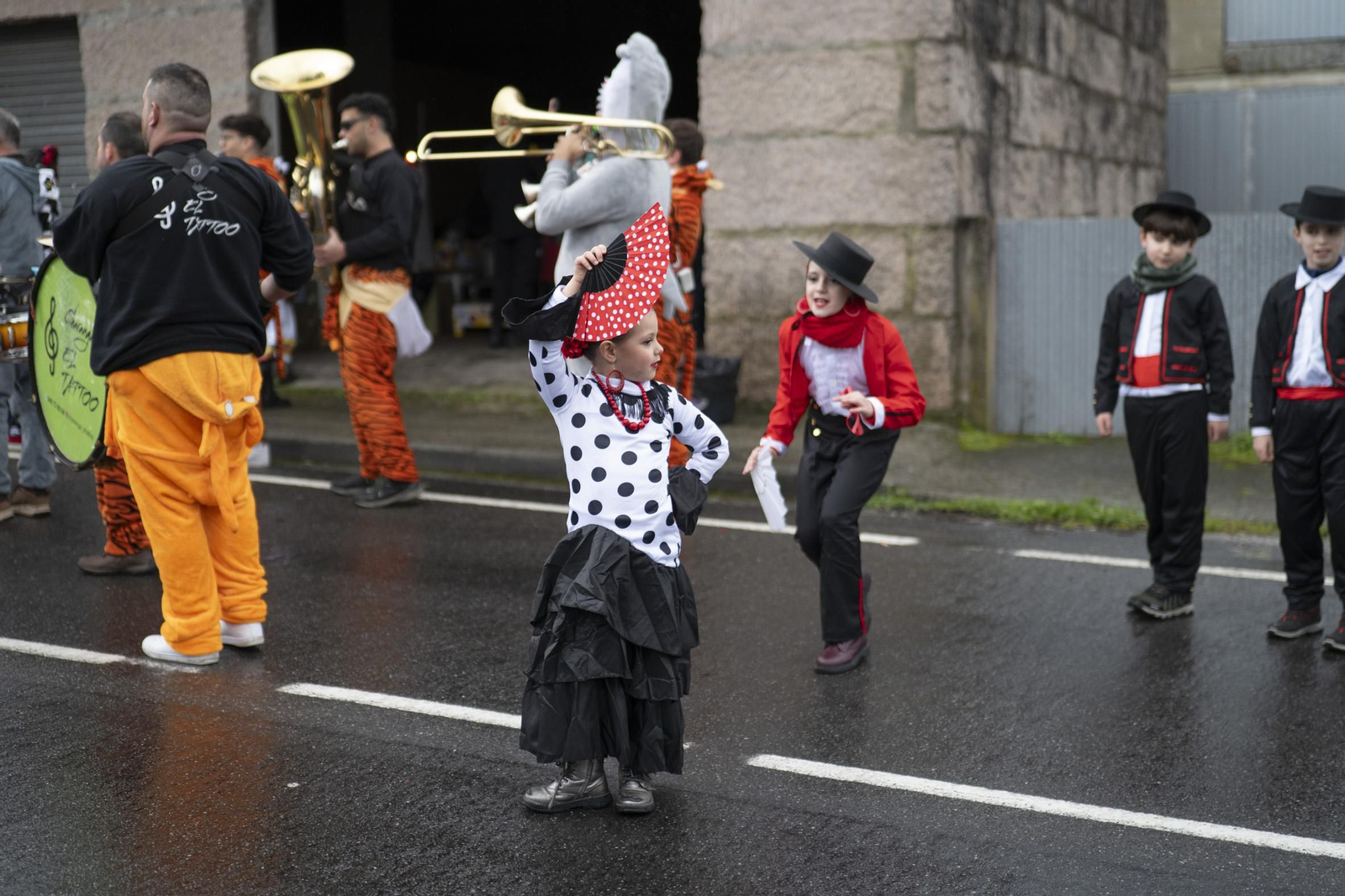 Galería | El Entroido itinerante de Parada de Amoeiro lleva la diversión por bandera