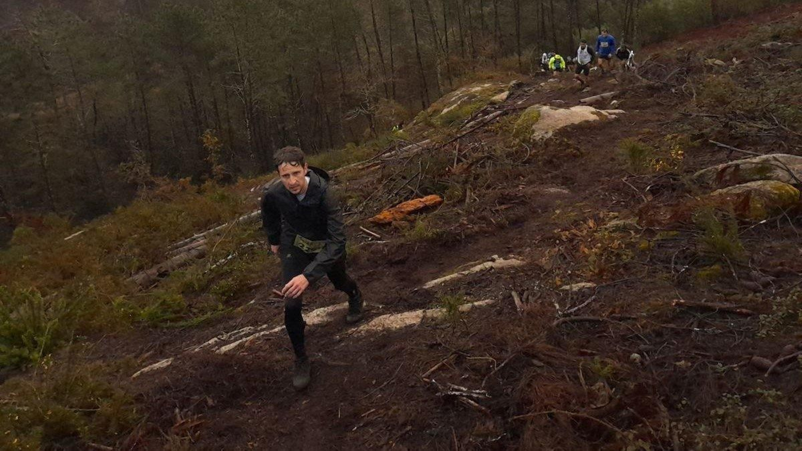Uno de los participantes pasa una zona de fuerte subida en la parte inicial del Trail dos Penedos.