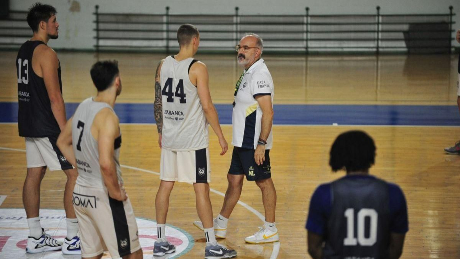 Moncho López, hablando con Toms Leimanis durante un entrenamiento de esta semana en el Pazo.