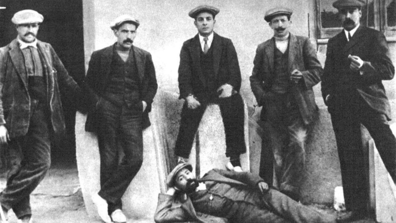 “Fray Amador”, tendido en el suelo, cuando militaba en la Guardia Revolucionaria.