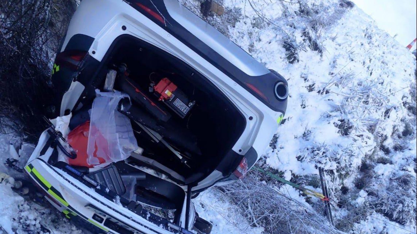 El vehículo de la Guardia Civil quedó fuera de la vía a la altura de Avabides, en Xinzo, en una jornada de condiciones adversas por la borrasca Ingrid.