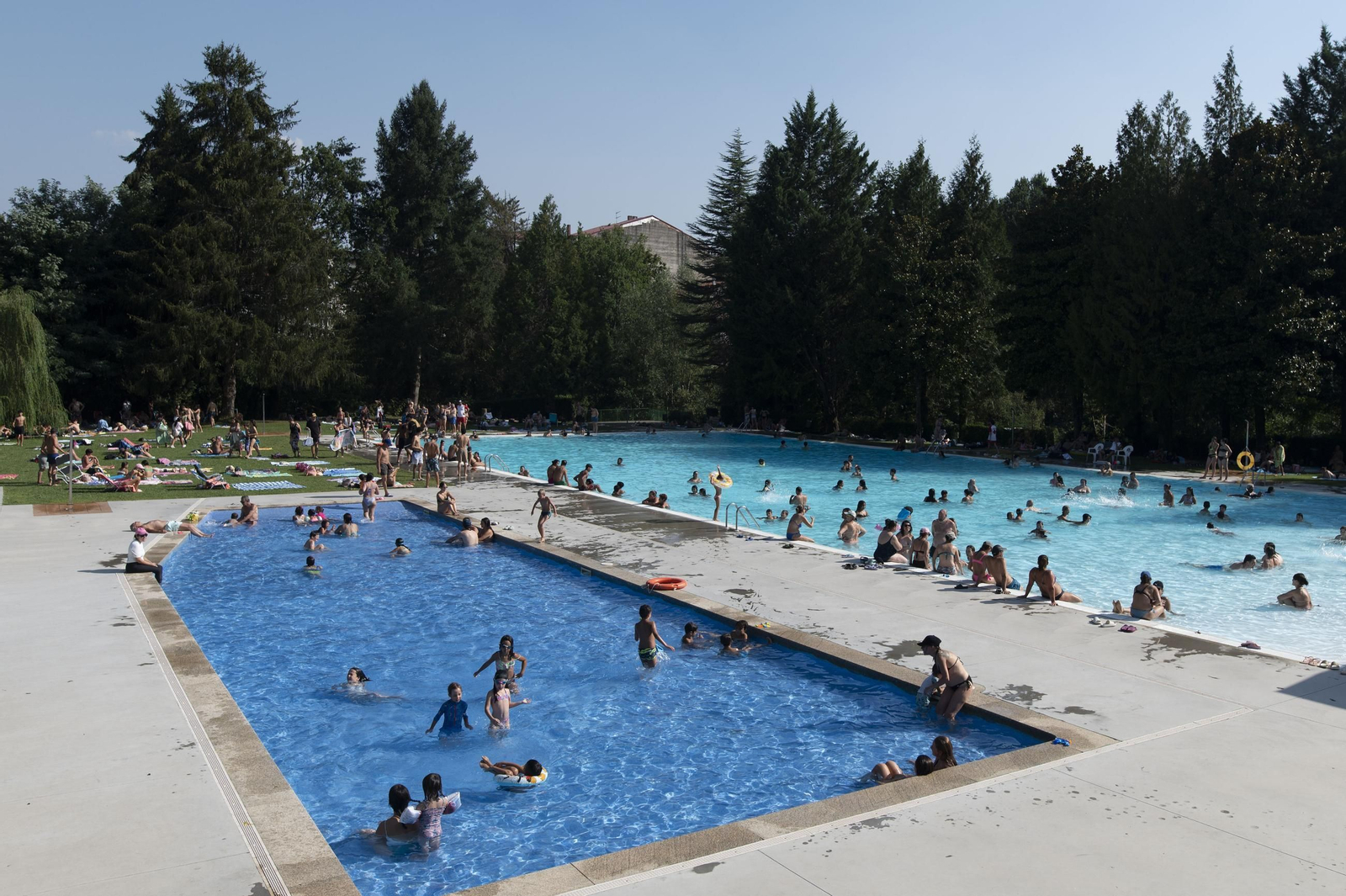 Galería | Los ourensanos combatiendo el calor en una jornada de calor extremo