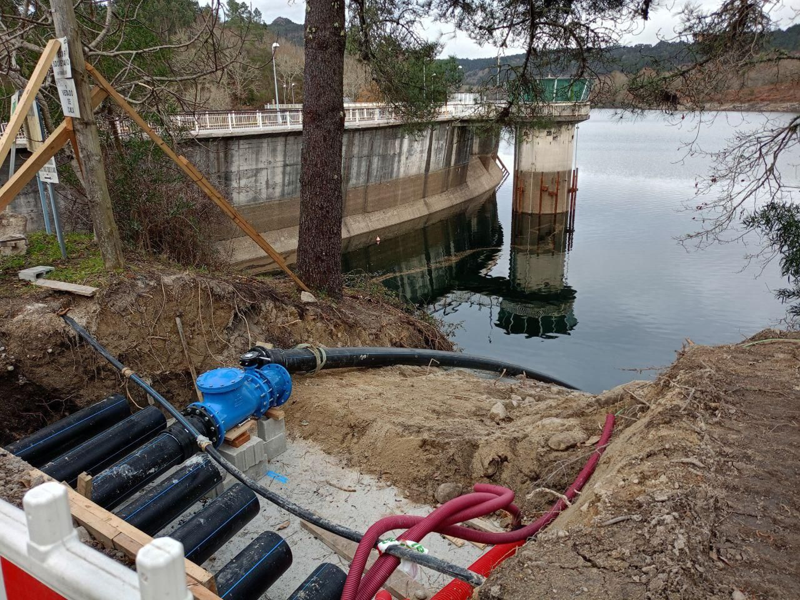 El embalse de Eiras, ayer, en obras.