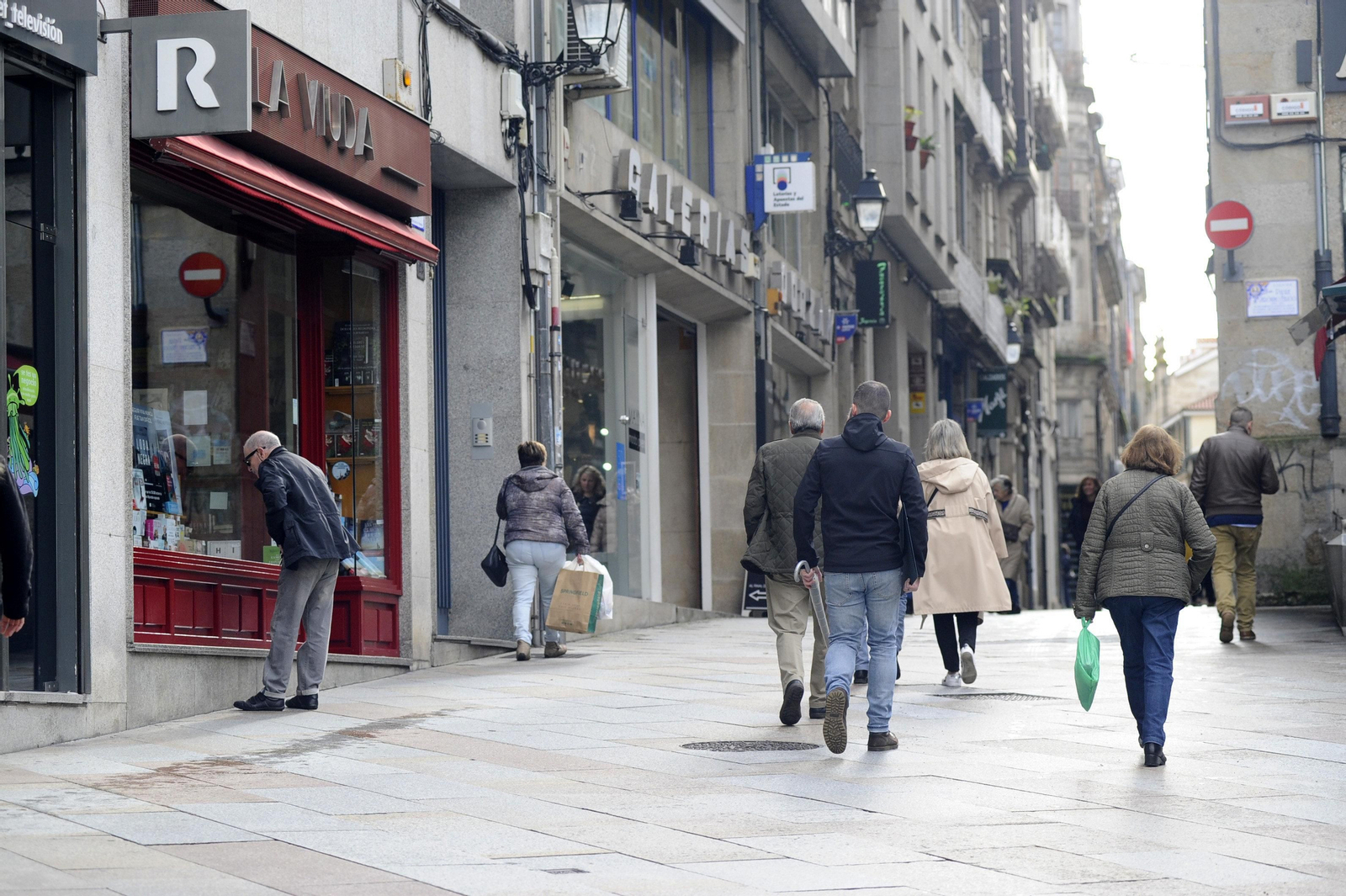 Comercios en el centro de Ourense. (Foto: Martiño Pinal)