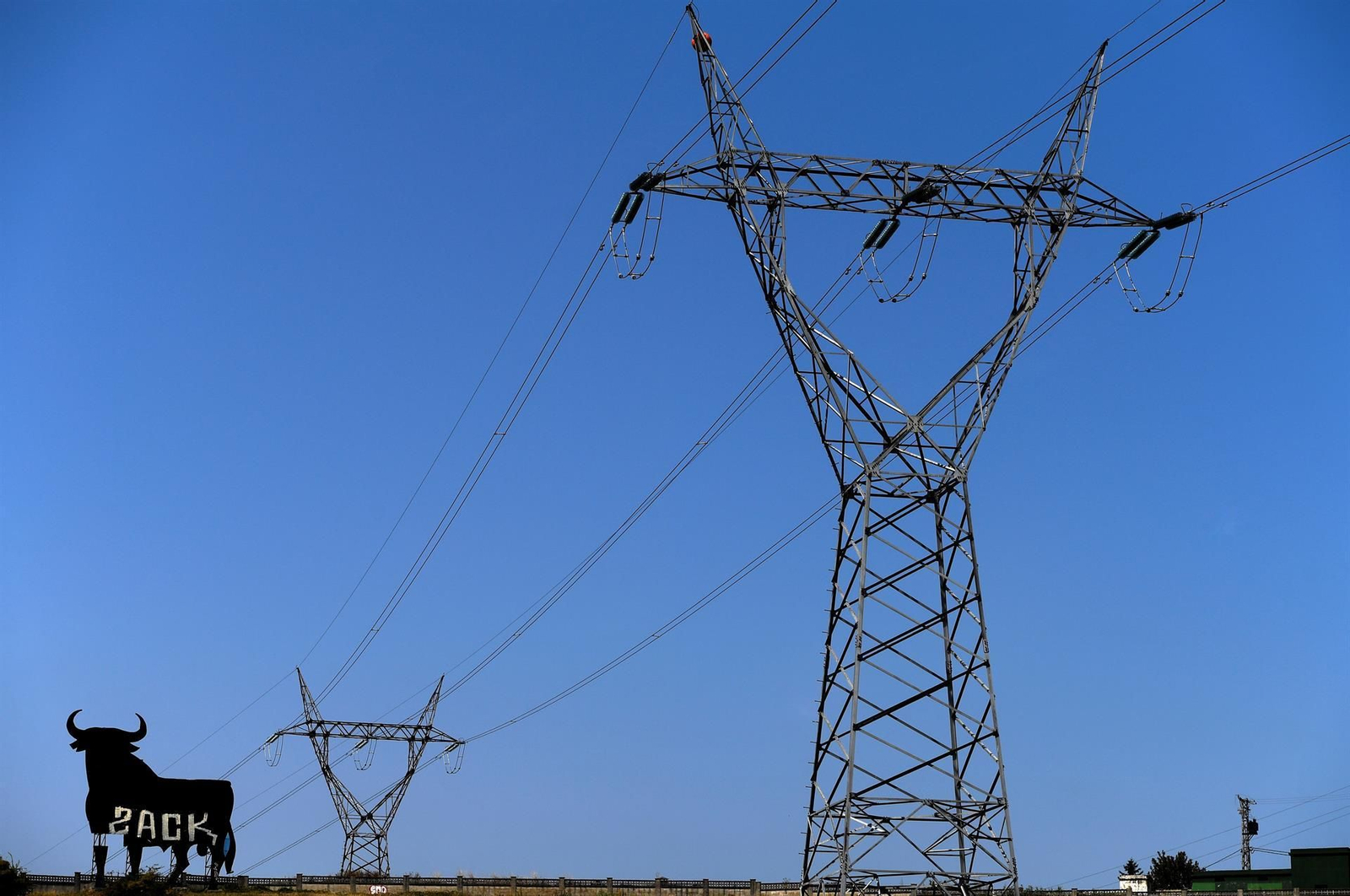 El precio mayorista de la luz se dispara y pasa por primera vez de 140 euros