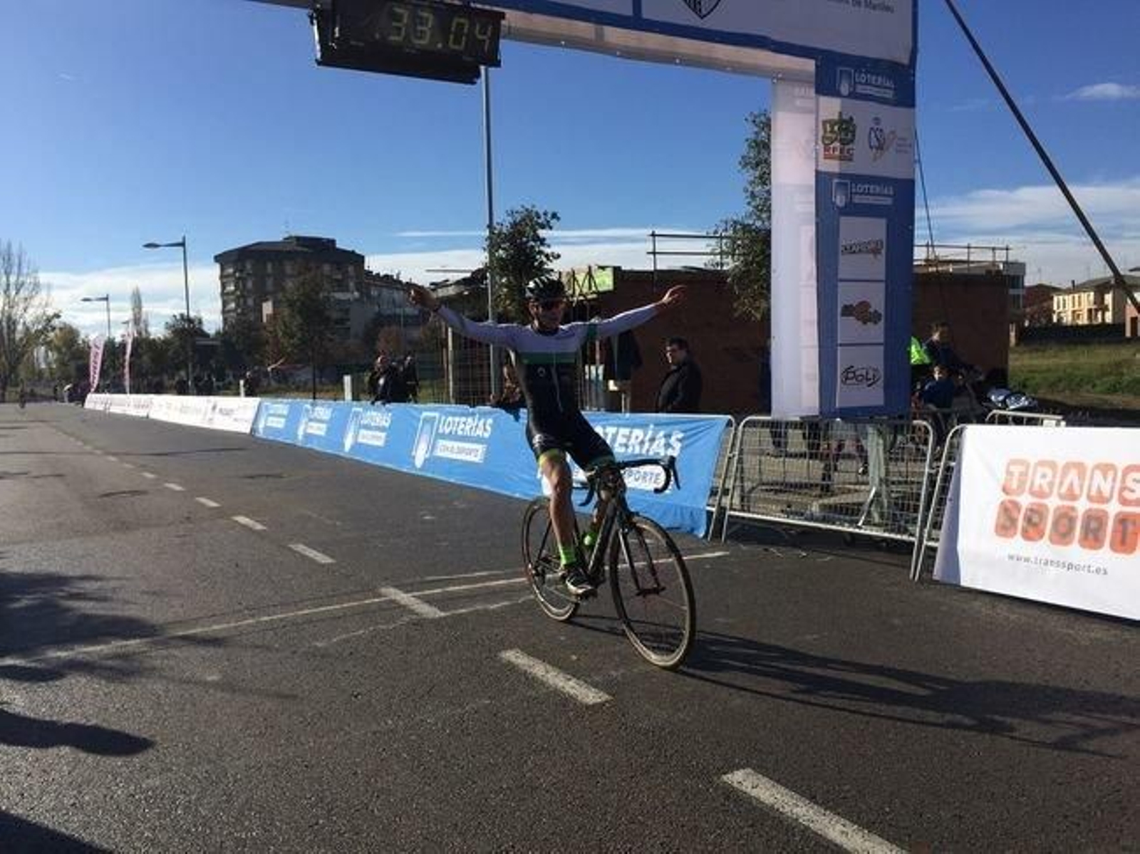 Carlos Canal alza los brazos al lograr la victoria en Manlleu.