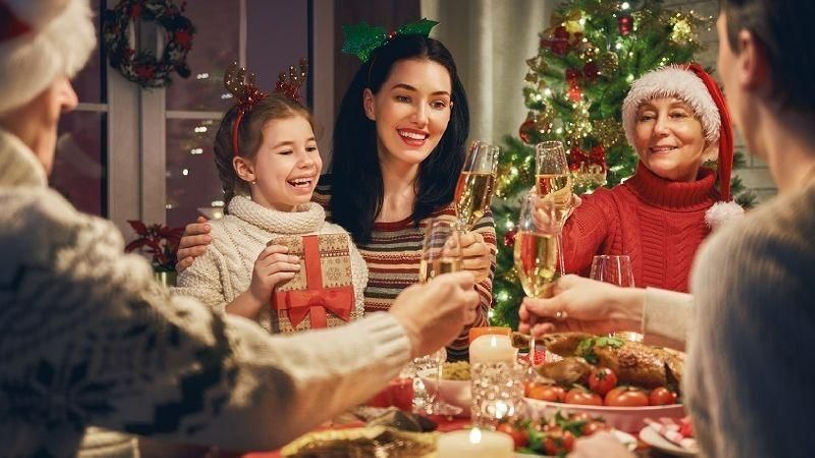 Una familia disfrutando de una cena navideña