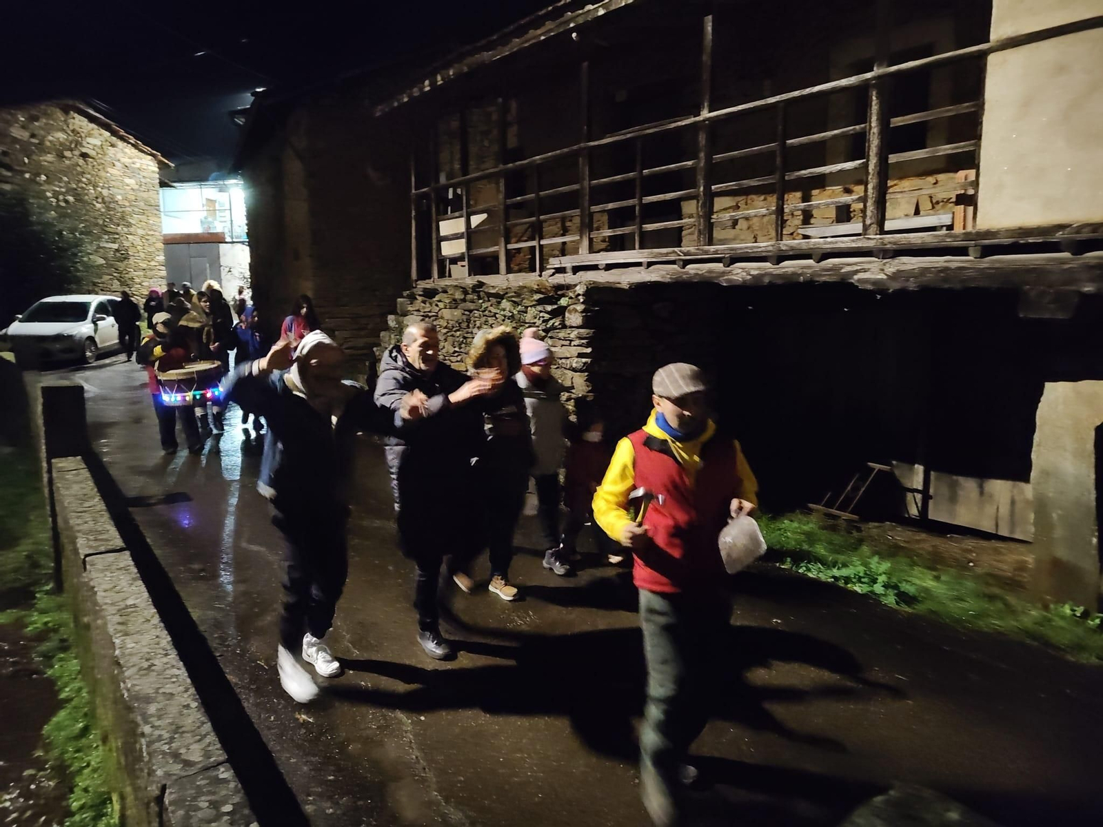 Galería | Matamá arranca su Entroido bajo lluvia