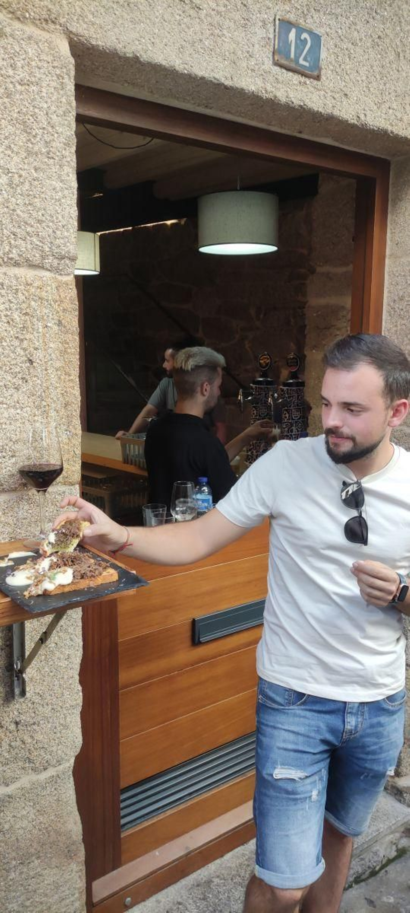 Un cliente consume a tapa do Boigorri, o Bioboi.
