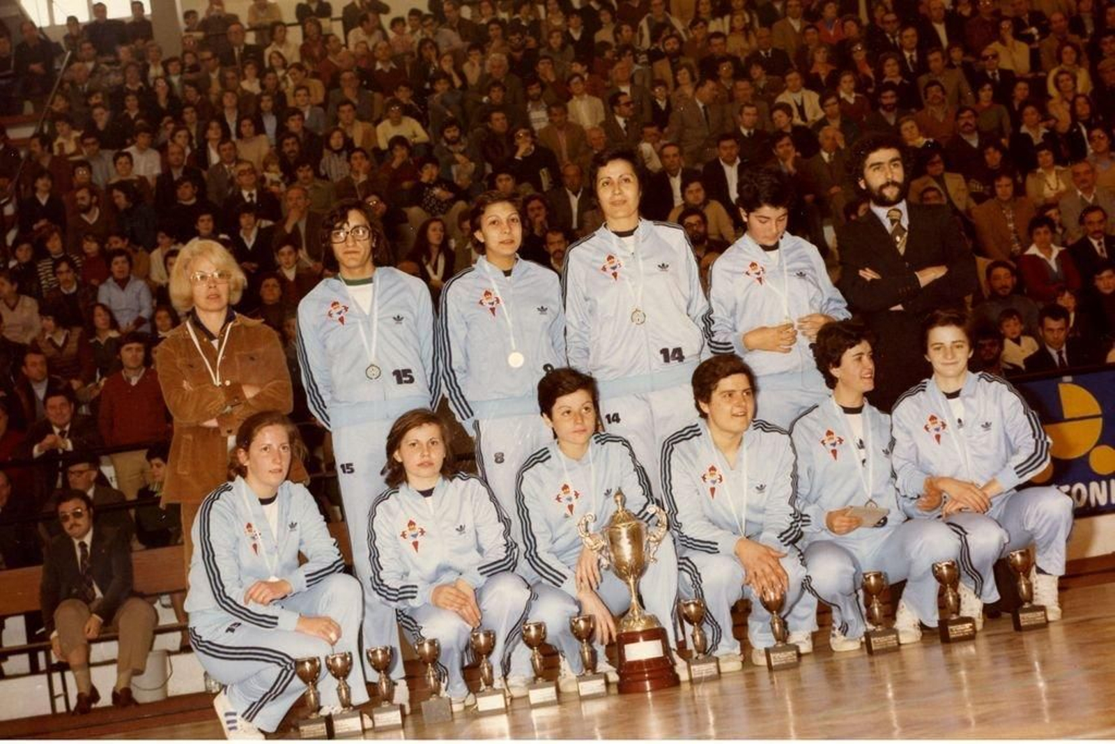 Maribel Lorenzo, dorsal 14, con sus compañeras del Celta de baloncesto.