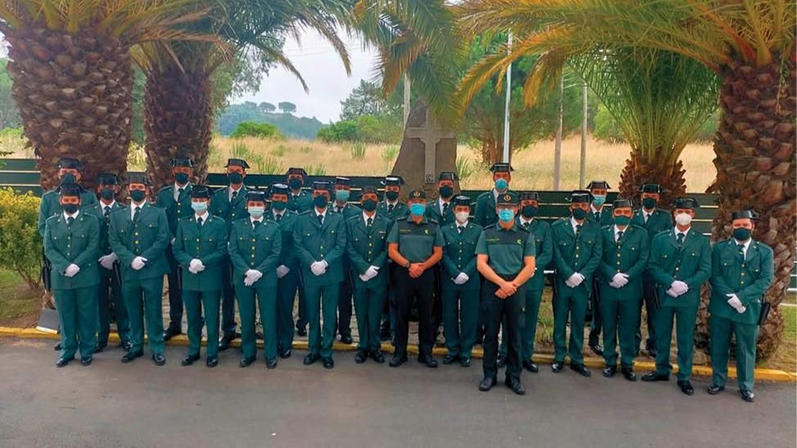 Los 25 agentes que se incorporaron ayer en prácticas en la Comandancia de Ourense.