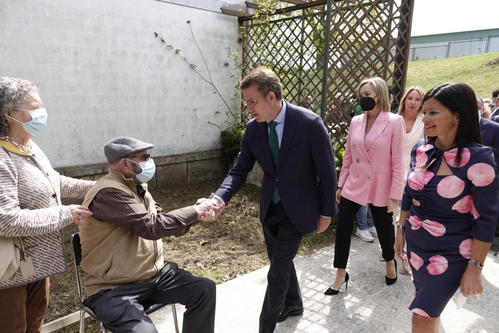 El presidente de la Xunta, Alberto Núñez Feijóo, saluda a un vecino en su visita ayer a las instalaciones del Rebullón, en Mos, con otras autoridades.