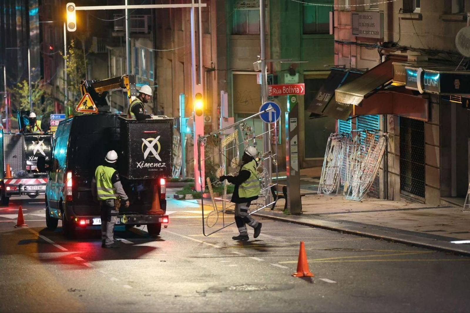 Colaboración para instalar las luces de la Navidad de Vigo.