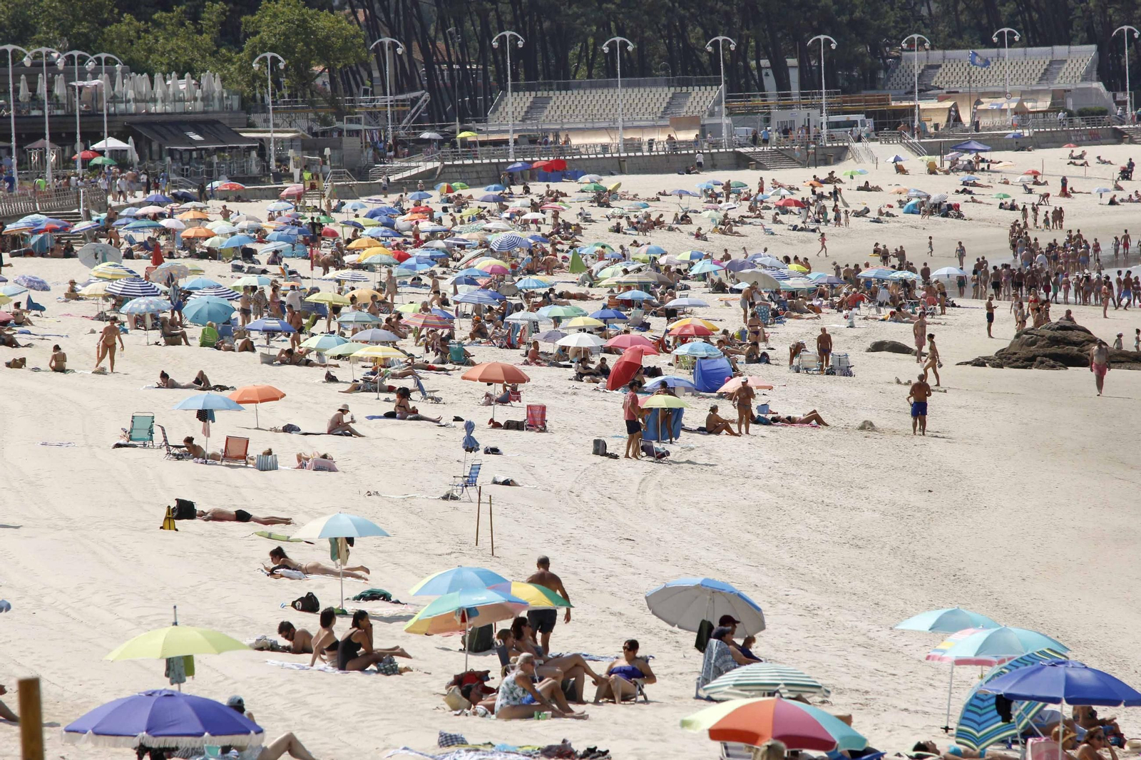 La playa de Samil ya estaba a rebosar desde primera hora de la mañana ante el pronóstico de superar los 33 grados ayer.