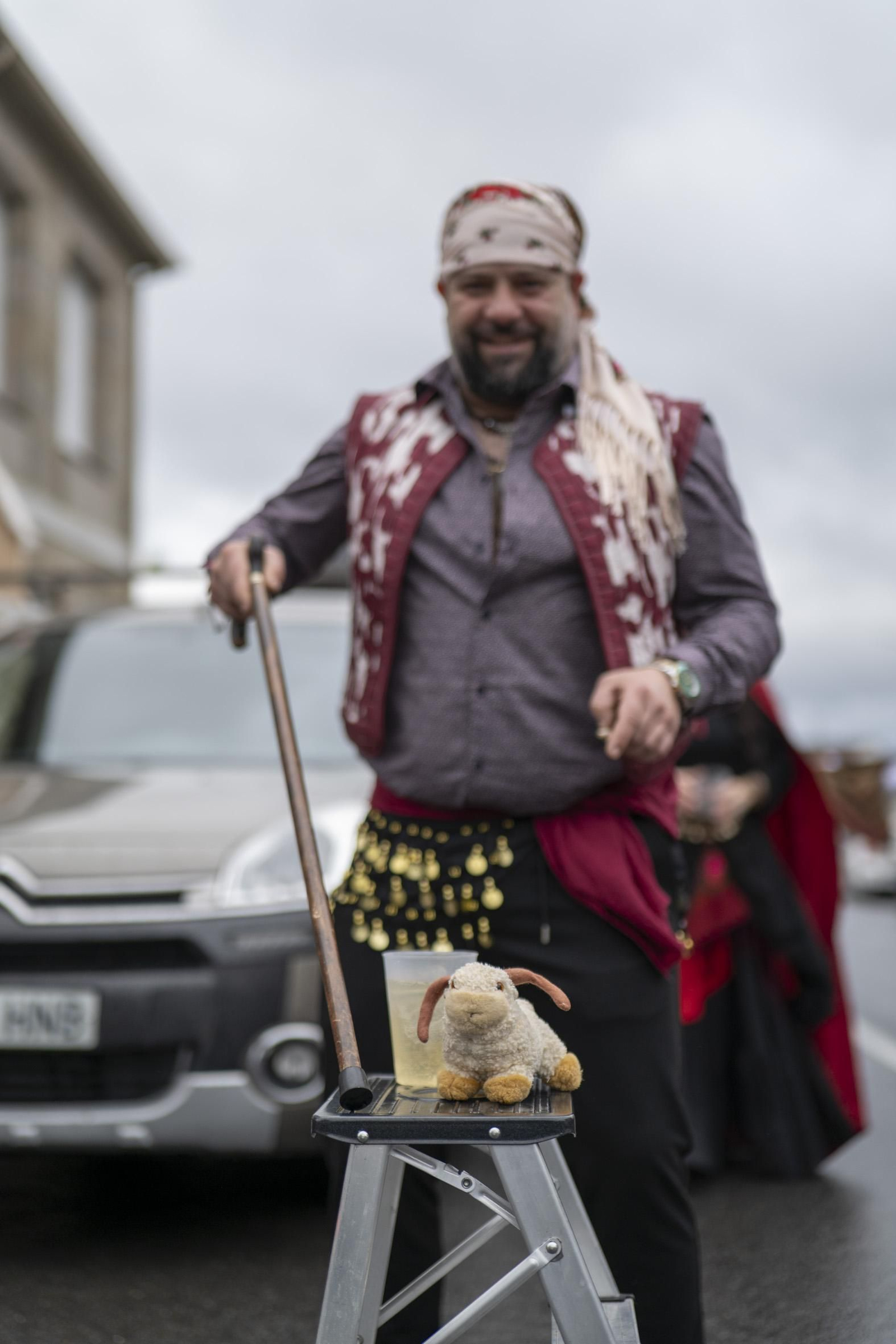 Galería | El Entroido itinerante de Parada de Amoeiro lleva la diversión por bandera