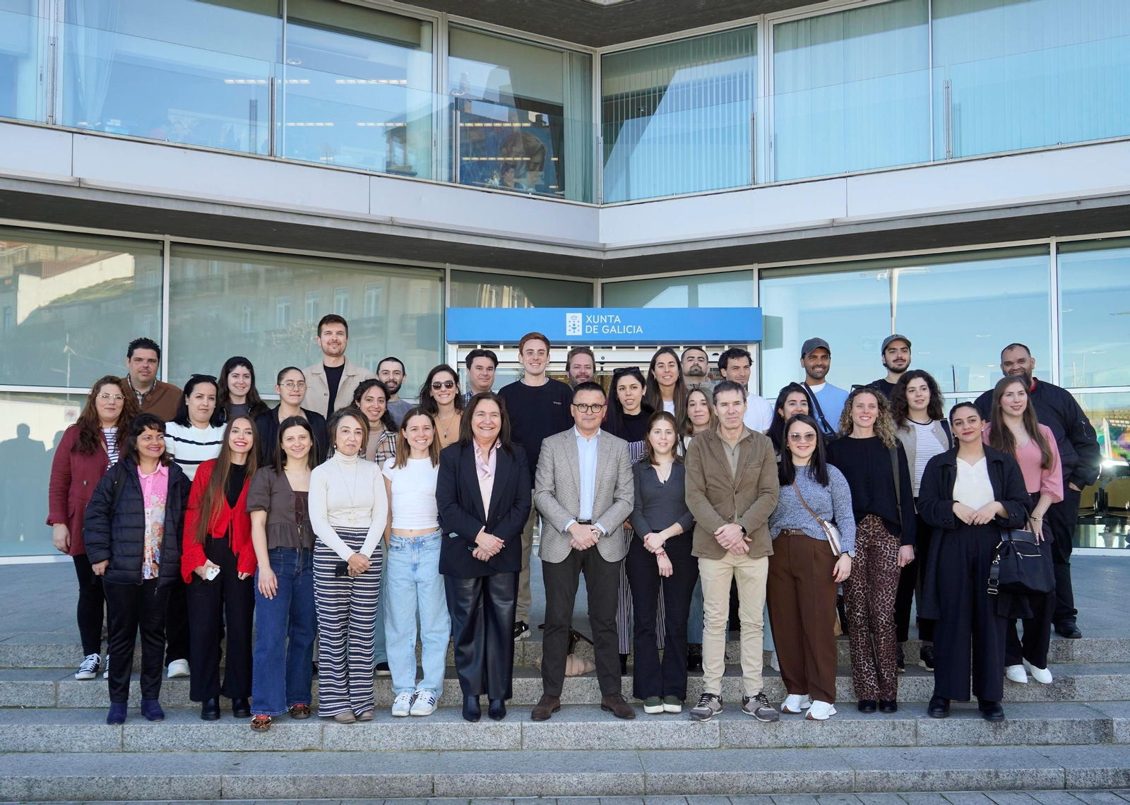 Becarios del exterior ayer en la sede de la Xunta en Vigo con el conselleiro José González