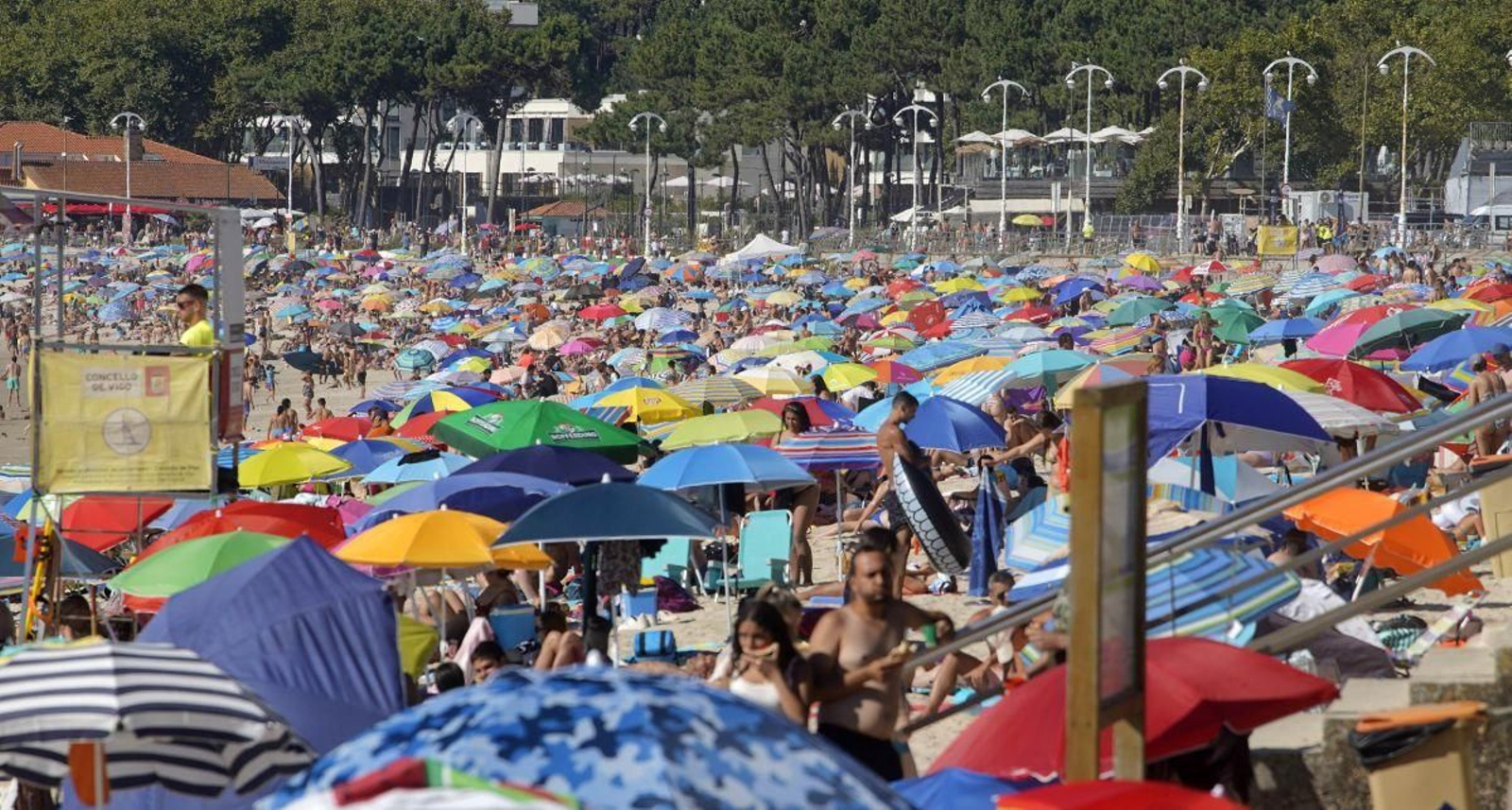 La playa de Samil, ayer, cubierta de sombrillas sobre la arena para refugiarse.