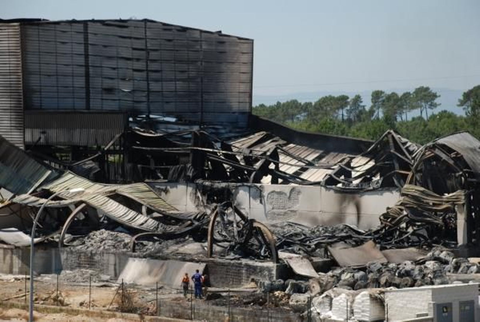 Restos de la empresa Sogapol, en el parque empresarial. (Foto: Martiño Pinal)