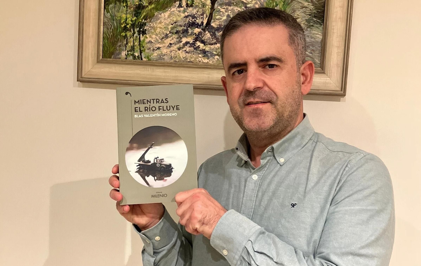 En la imagen el autor, Blas Valentín Moreno con su nuevo libro.