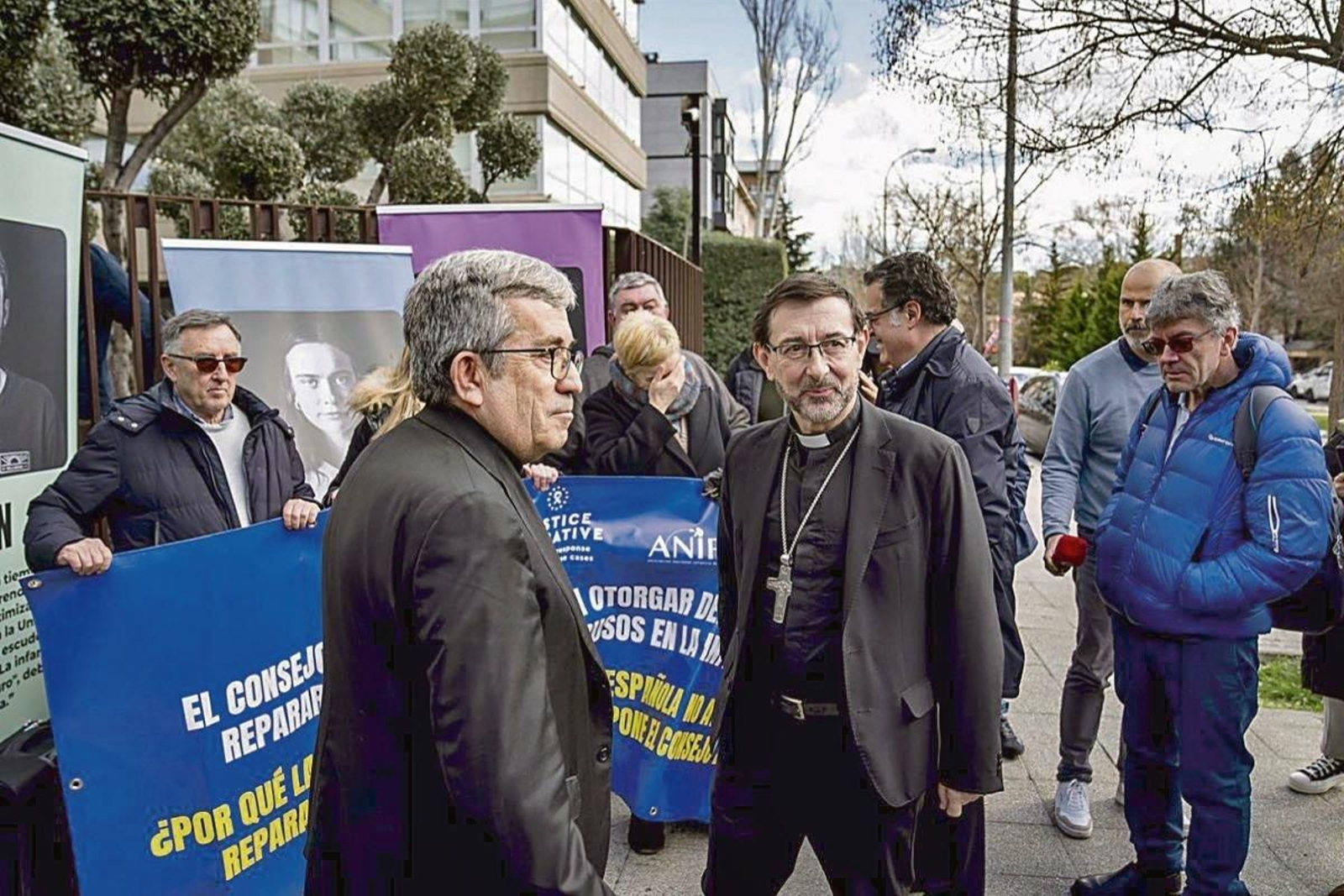 El presidente de la CEE, Luis Argüello, y el vicepresidente, José Cobo, se reunieron con víctimas de abusos.