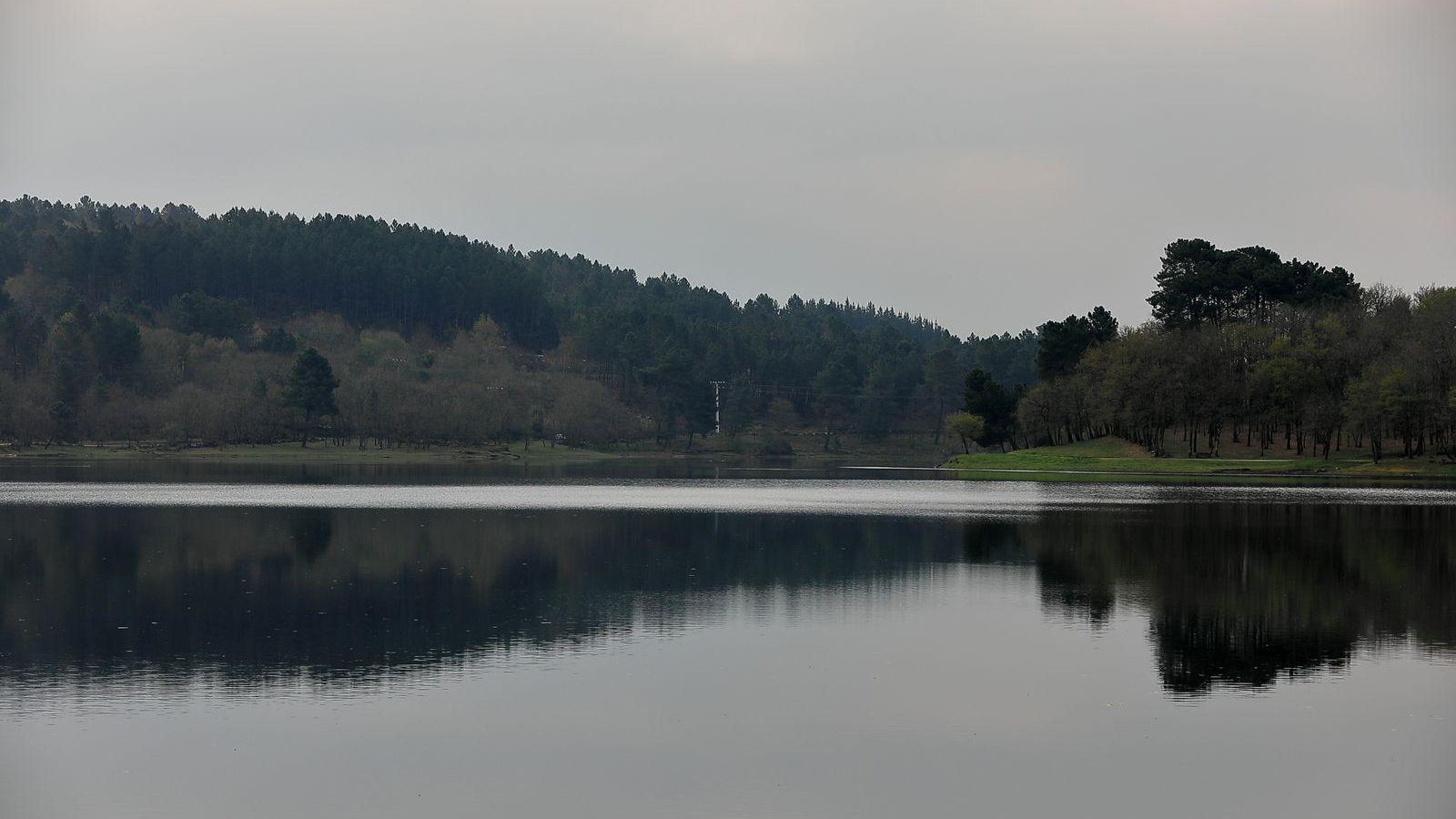 CACHAMUIÑA (PEREIRO) 30/03/2022.- Embalse de Cachamuiña. José Paz
