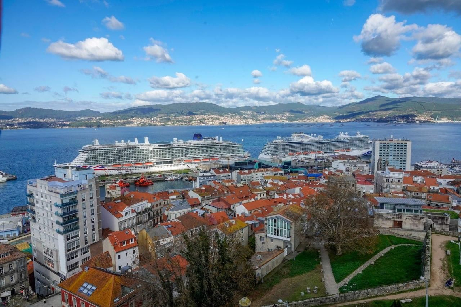 Galería | Dos gigantes del mar cierran el año en el puerto de Vigo