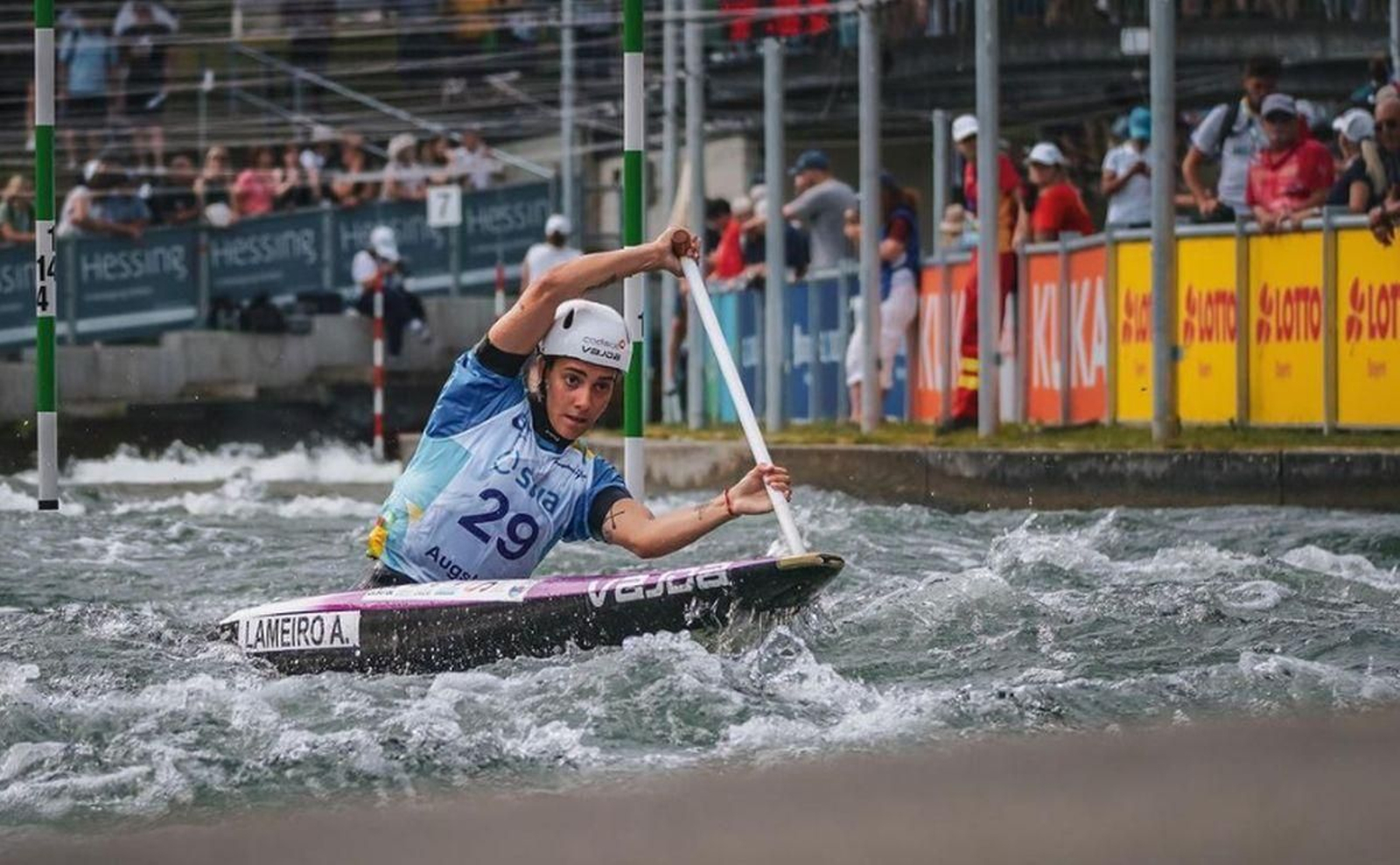 Ainhoa Lameiro realiza un paso por una puerta durante una prueba de selección.