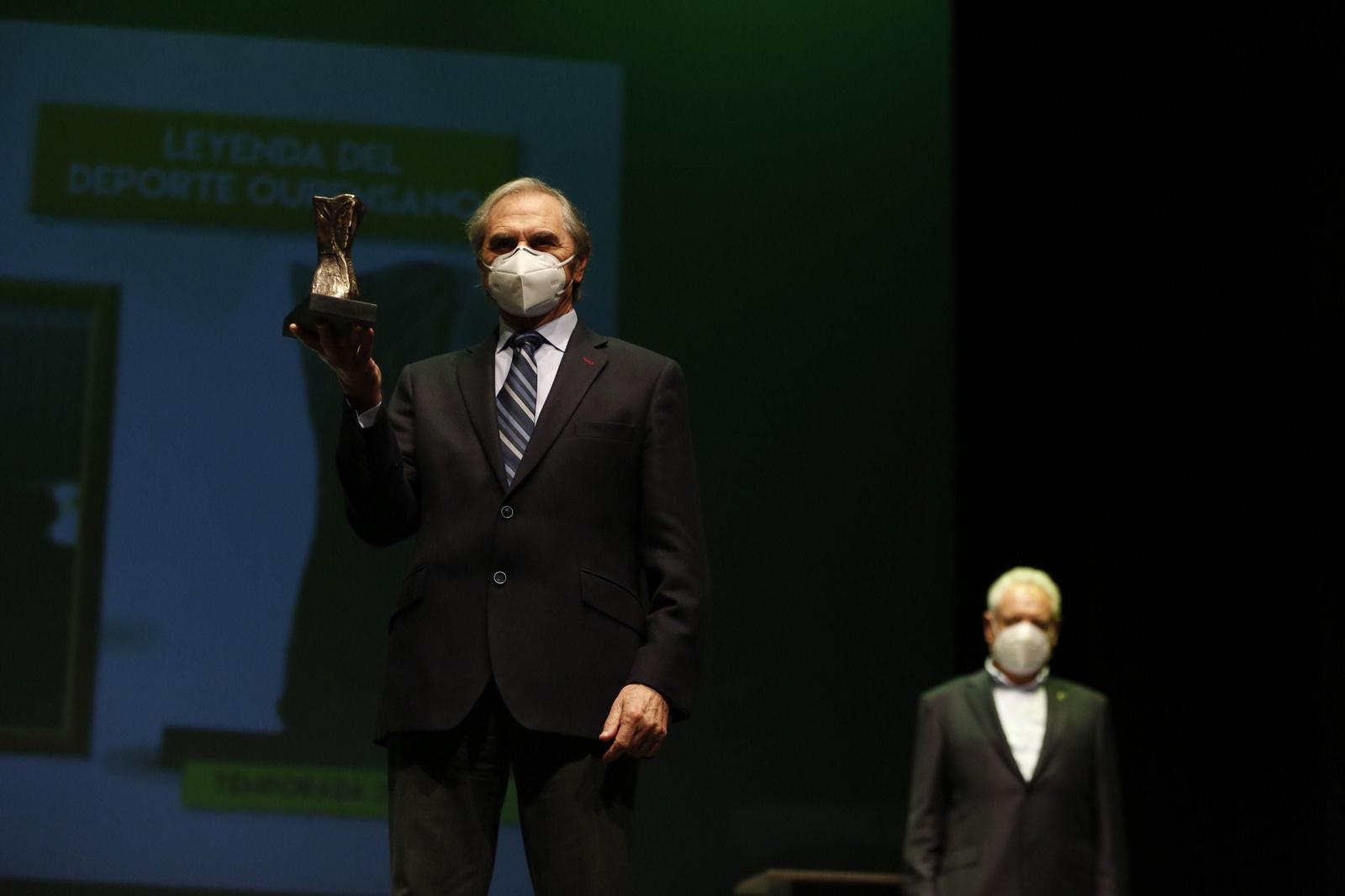 Miguel Ángel González, con el trofeo (XESÚS FARIÑAS).
