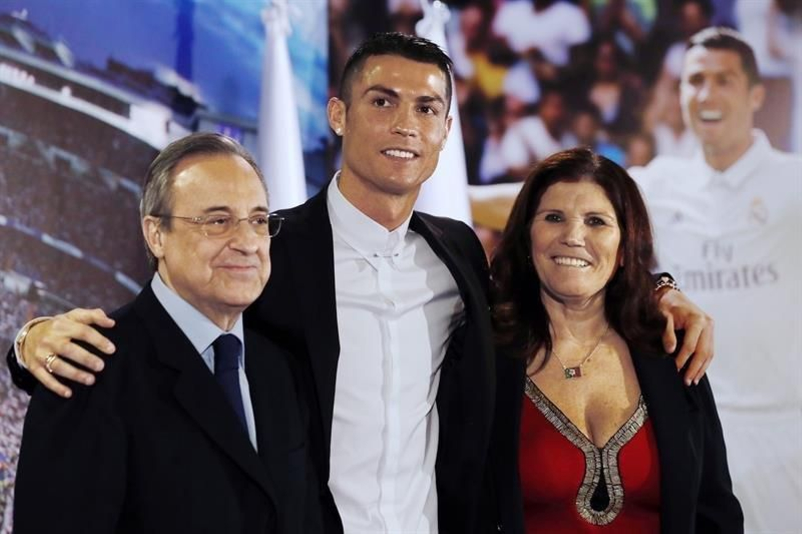 Cristiano Ronaldo, acompañado por su madre, Maria Dolores dos Santos Aveiro (d), y por Florentino Pérez (i), durante el acto de la firma de su renovación