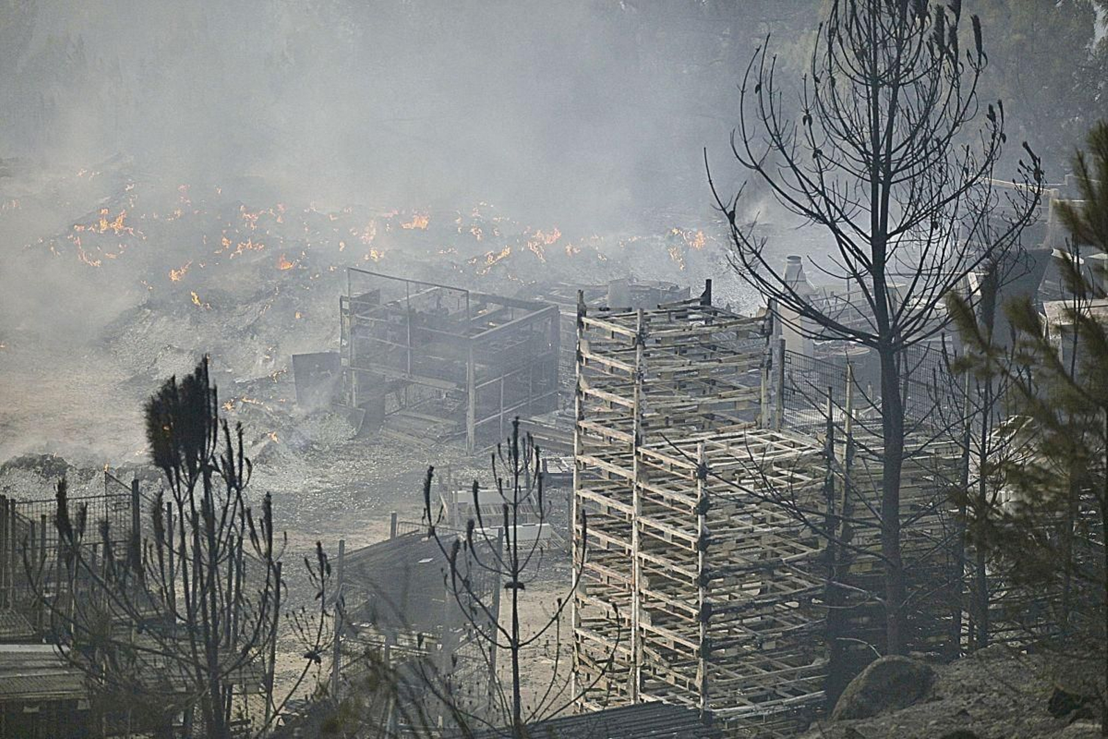 Vista parcial de los destrozos del fuego en la empresa Autoneum.