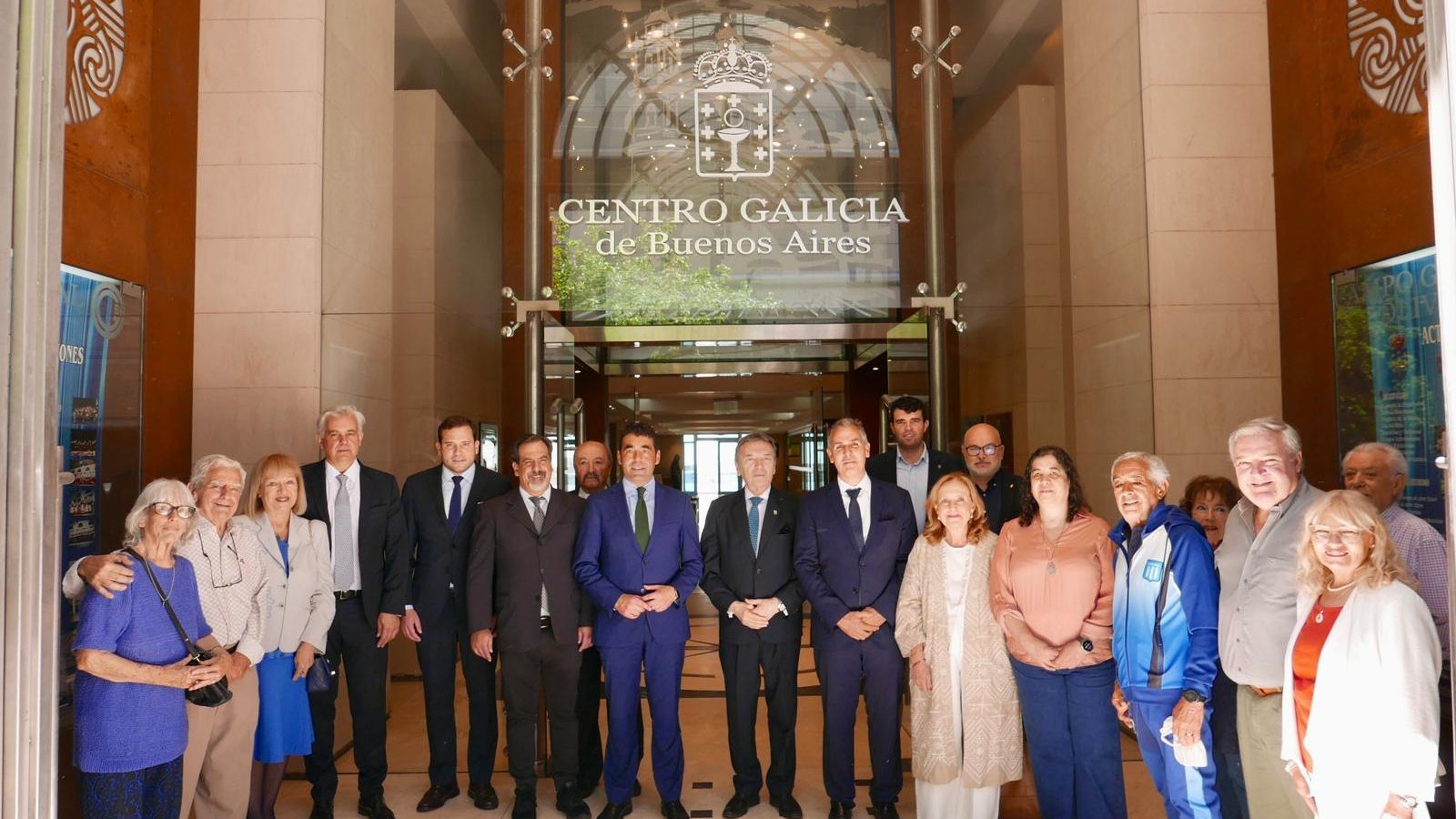 Foto de familia ante las puertas del Centro Galicia, en el centro de la imagen el presidente de la Diputación y junto a el, el presidente del Centro Galicia