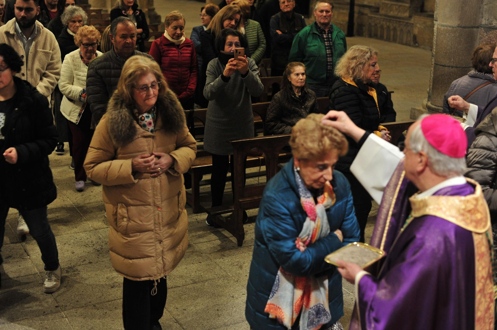 Ceremonia de imposición de la ceniza en la catedral de Ourense