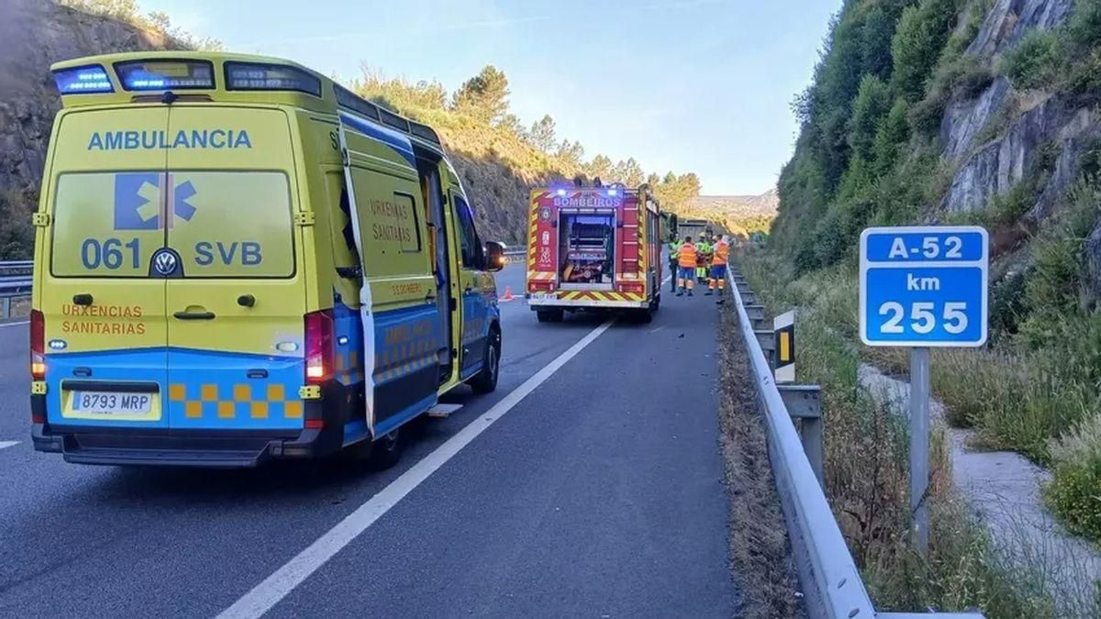 Los servicios de emergencia, en el lugar del accidente de la A-52 en Carballeda de Avia.