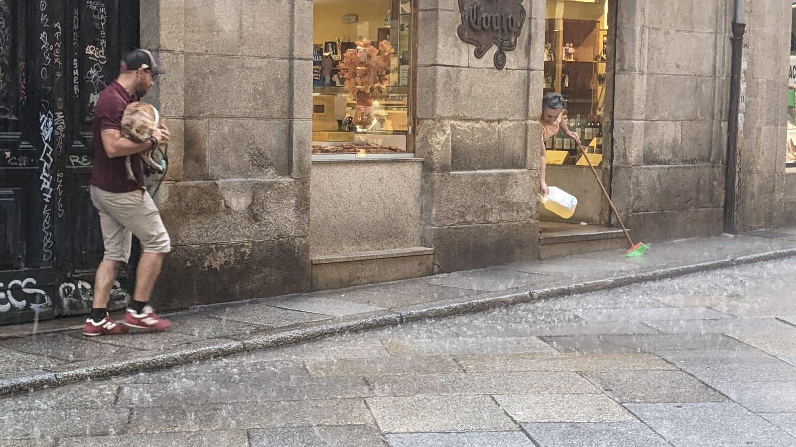 Tormenta en Ourense. Achicando agua de los comercios