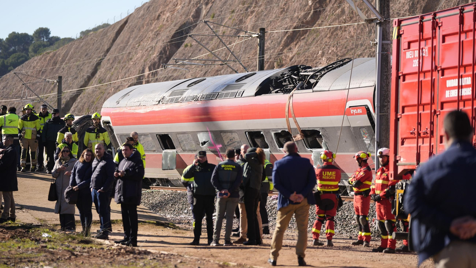 Vagones del tren Iryo permanecen fuera de las vías dos días después del descarrilamiento, a la espera de su retirada.