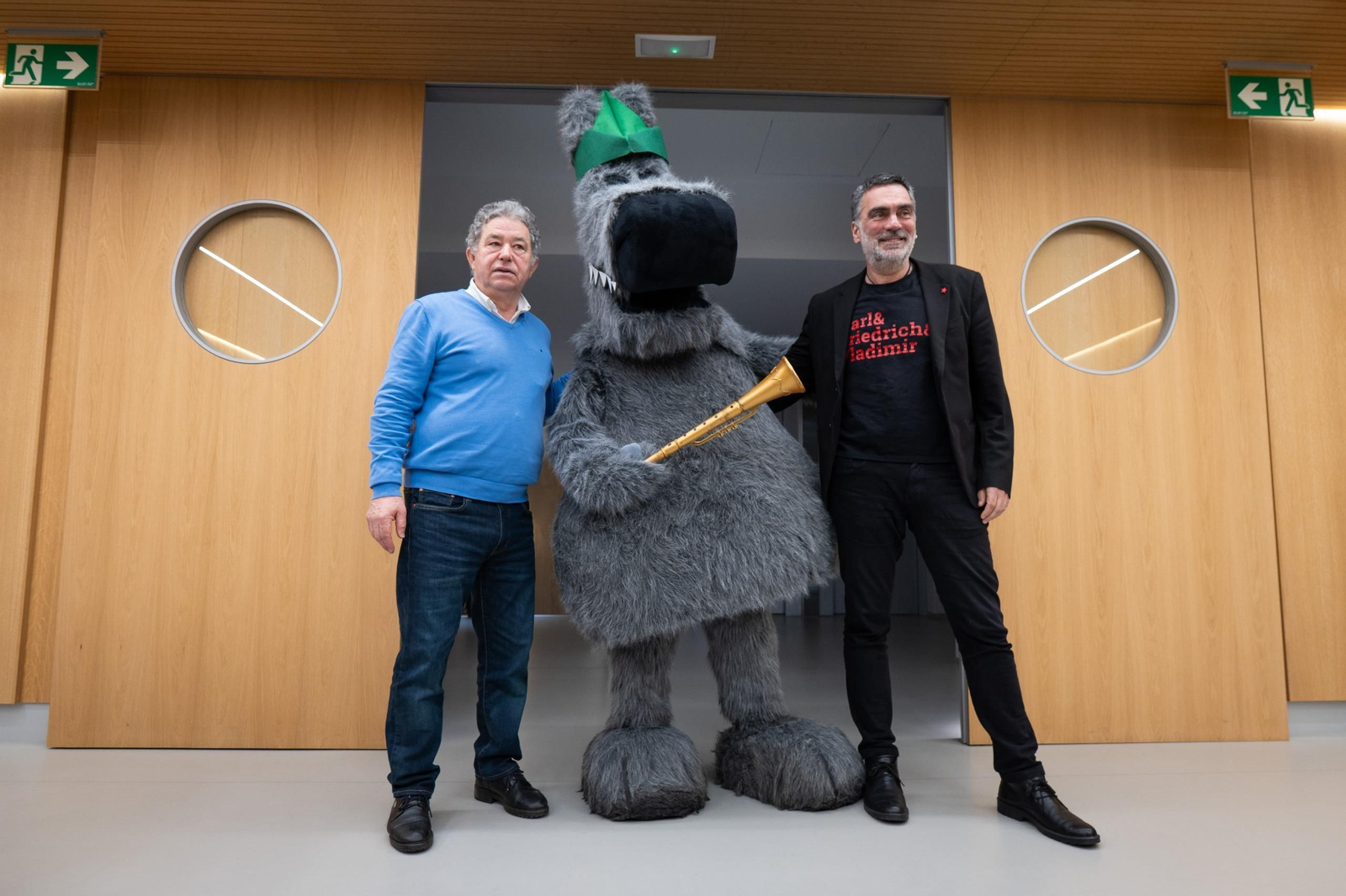 A mascota do Salón, Orbil, xunto ao alcalde e o edil de Cultura.