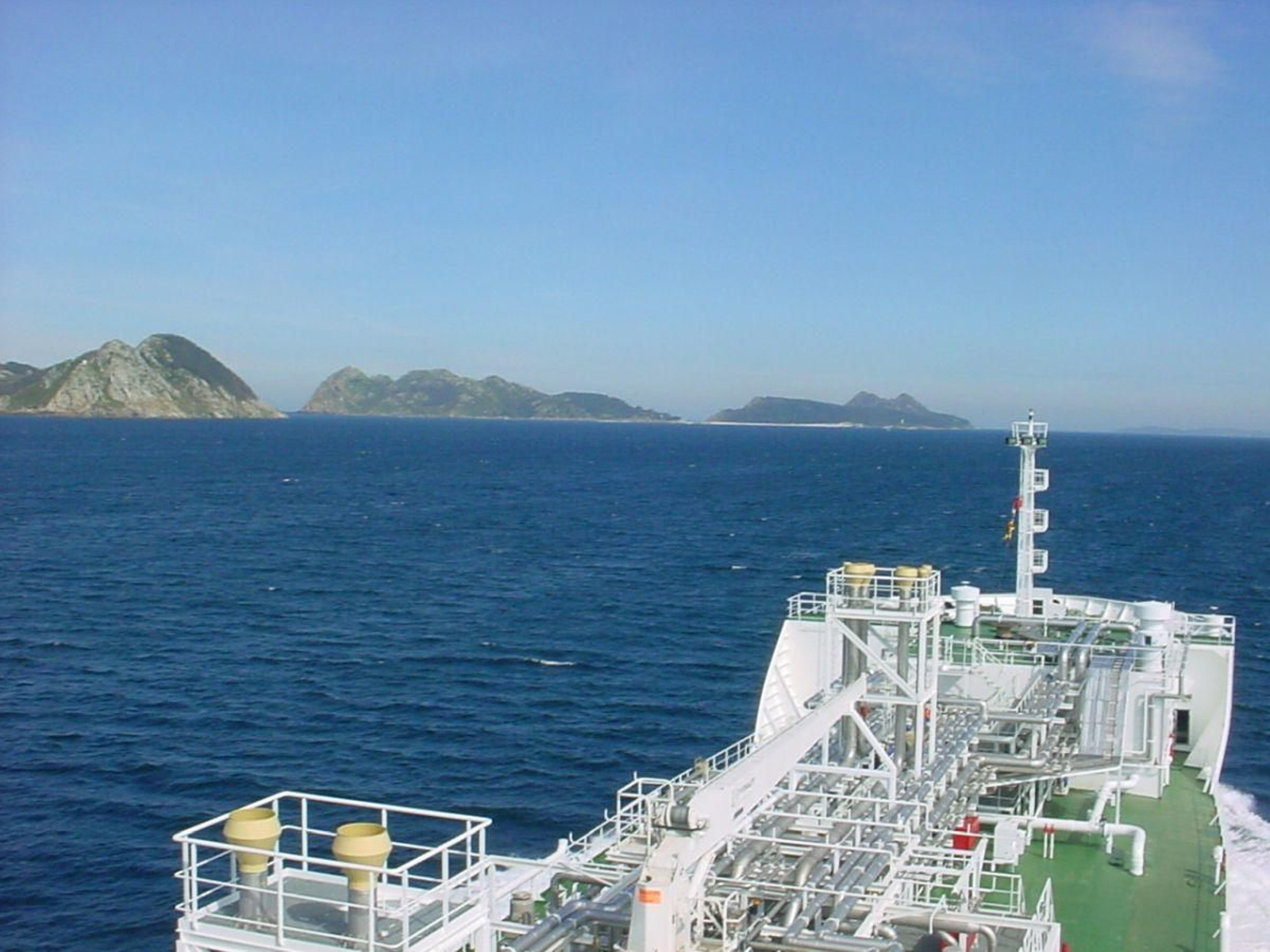 Imaxe das illas Cíes realizada dende o gaseiro chamado “Celanova” (2003).