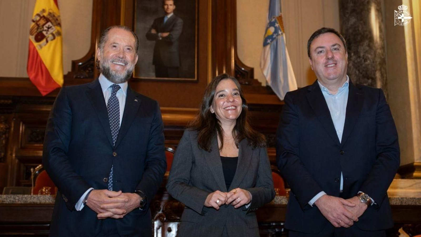 Sonrisas del presidente del Deportivo, de la alcaldesa y del presidente de la Diputación tras renunciar a ser sede.