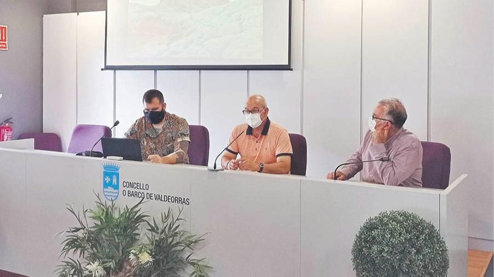 De izquierda a derecha, Miguel Riaño, Eladio Santos y el alcalde de O Barco, Alfredo García.