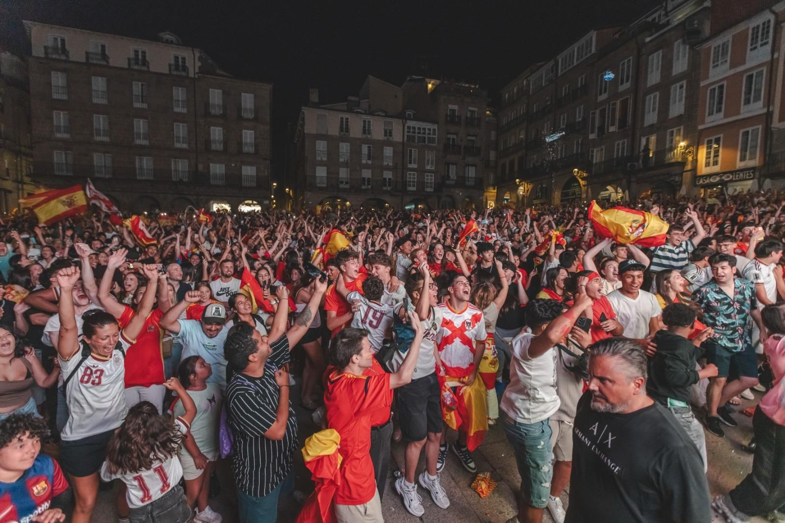 Galería | La ilusión por España en la semifinal tiñe de rojo la provincia de Ourense, en fotos