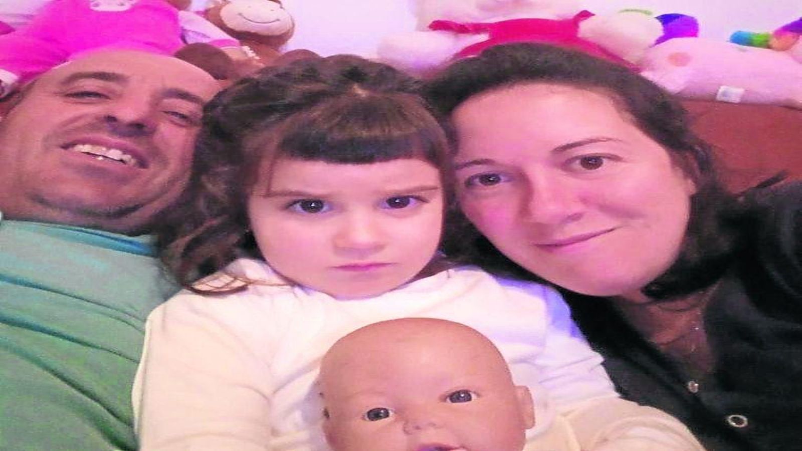 Mónica junto a su hija y su marido