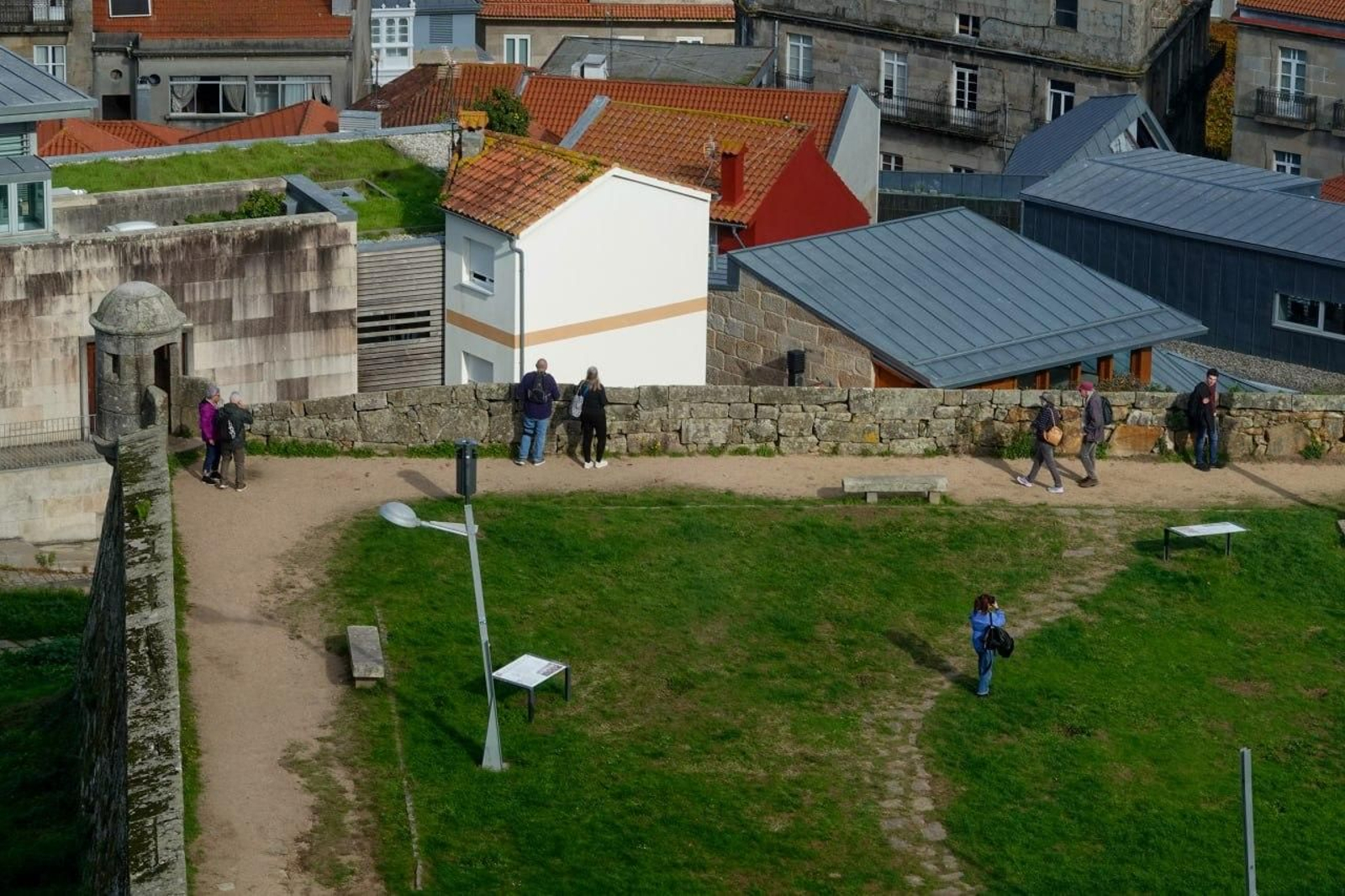 Galería | Dos gigantes del mar cierran el año en el puerto de Vigo