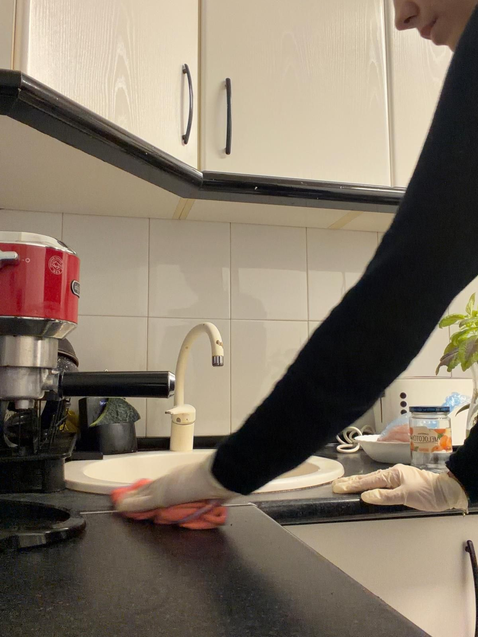 Rebeca limpia a fondo la cocina, lo hace dos veces a la semana