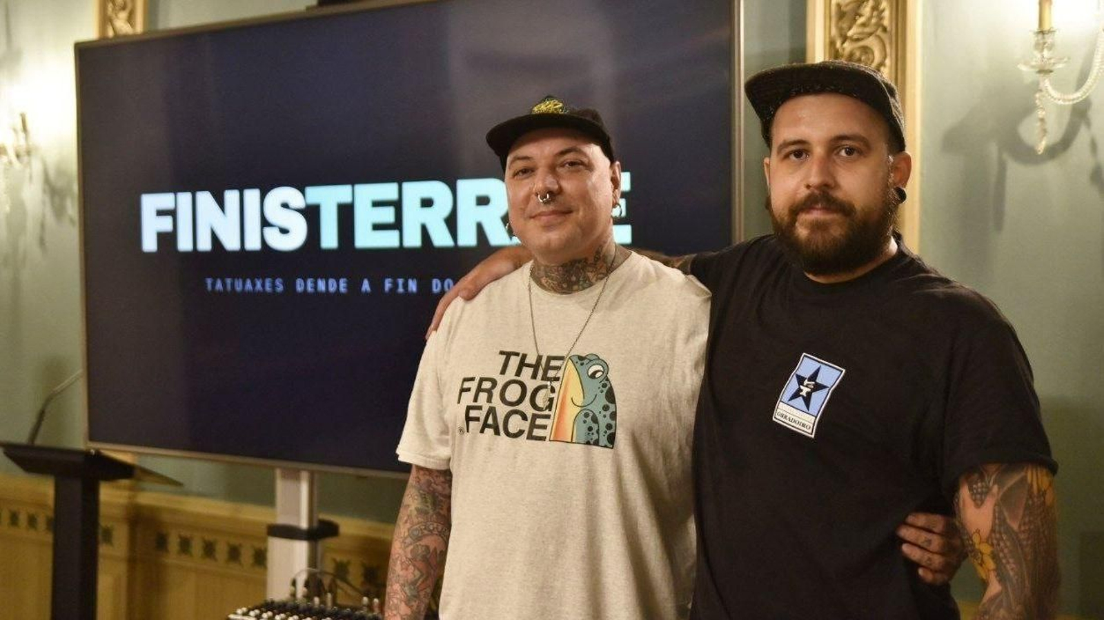 Cobe Edge (esquerda) presentou onte os tres episodios da serie “Finis Terrae. Tatuaxes dende a fin do mundo”.