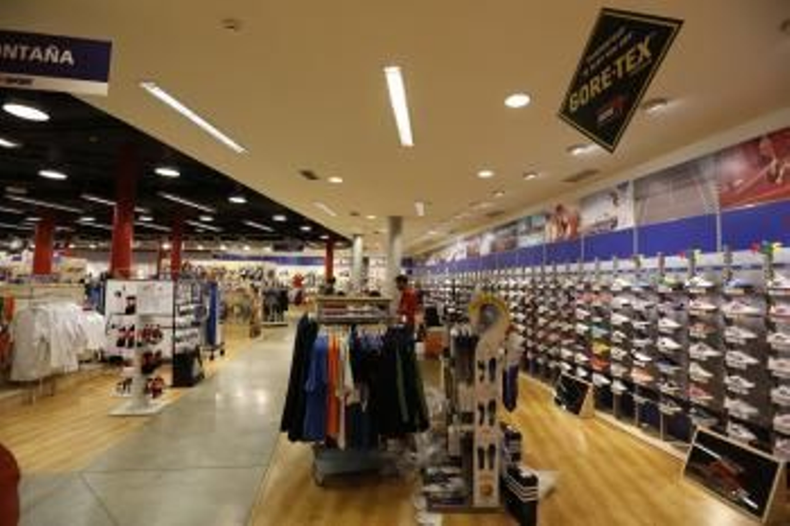 La tienda de la calle Curros Enríquez fue abierta hace seis años y ocupa 1.000 metros cuadrados. (Foto: Xesús Fariñas)