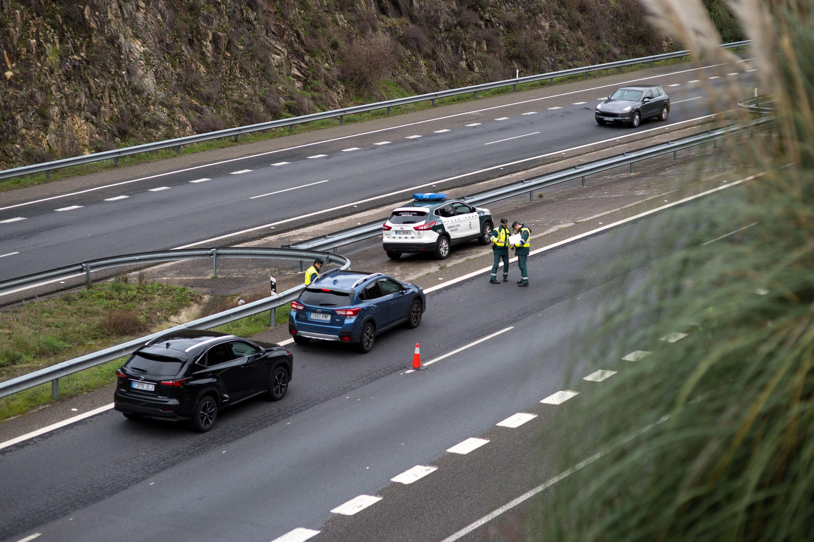 Control de tráfico en Barbadás, en la autovía A-52. (Foto: Óscar Pinal)